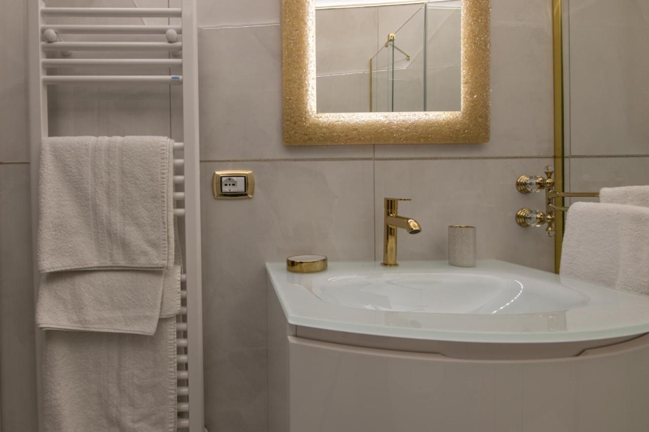 Fashion Apartment Gold Bologna With Jacuzzi & Car Garage Exterior foto